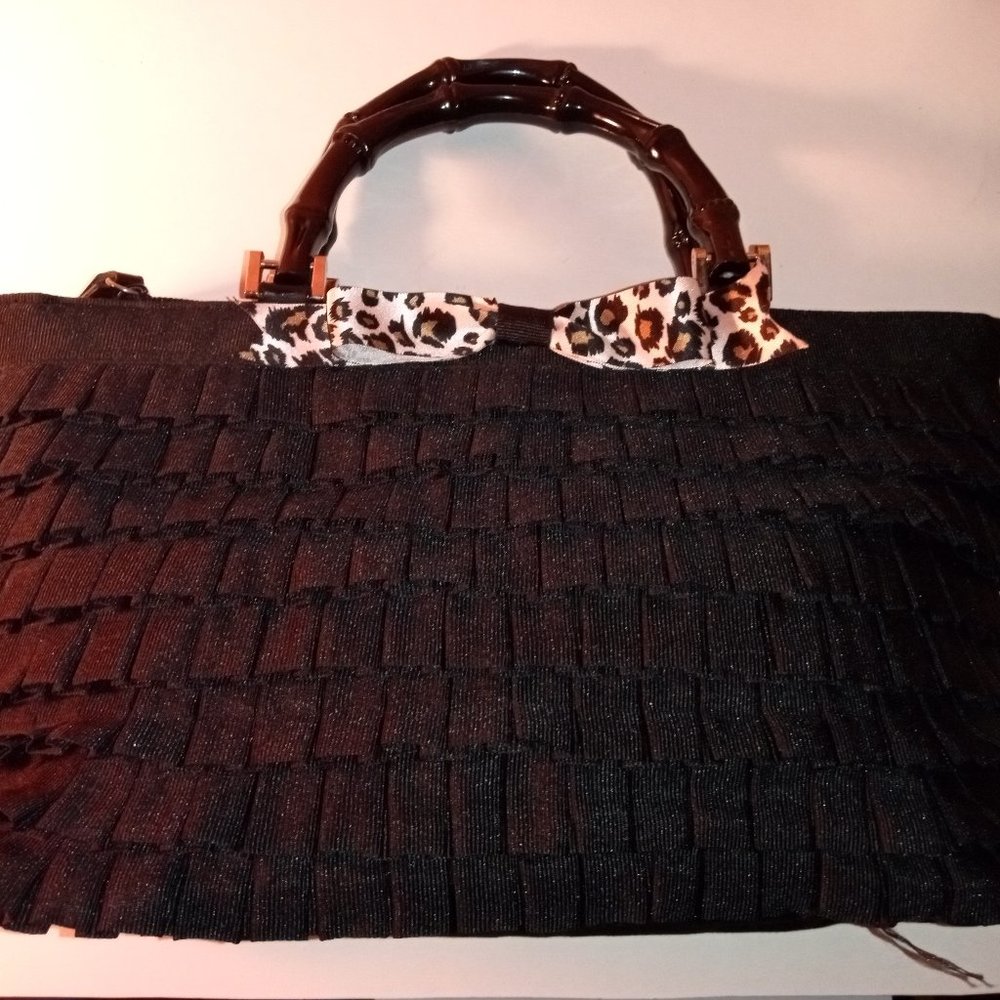 BLACK SHINGELED HANDBAG WITH BOW AND ANIMAL PRINT INSIDE